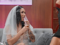 浴室, フェラチオ, 茶髪の, のぞき穴, 異人種間, パーティ, タトゥー, トイレ