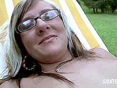 Grote lul, Bruinharig, Sperma in mond, Duits, Rijpe lesbienne, Buiten, Tieten likken, Onder de rok