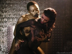 Lécher le cul, Derrière les coulisses, Noire, Brunette brune, Embrassement, Lesbienne, Léchez, Nénés