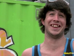Blonde, Sucer une bite, Brunette brune, Tir de sperme, Faciale, Masturbation, Argent, Maigrichonne