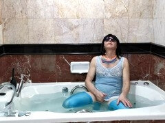Fetichismo travestista, Corridas, Bailar, Hotel, Masturbación, Nylon, Ducha, Medias largas