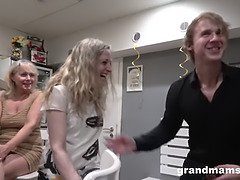 Grosse titten, Verein, Geile alte tussi, Kehlenfick, Reif, Milf, Stiefmutter, Flotter dreier