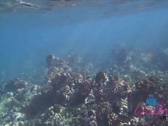 Bikini, Rubia, Penetracion con dedos, Novia, Desnudo, Al aire libre, Pov, Mojado