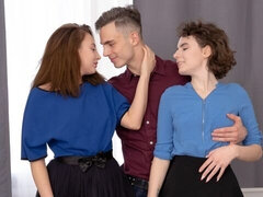 Спальня, Большая жопа, Большой член, Минет, Брюнетки, Одноклассница, Натуральные сиськи, Втроем