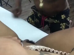 Gros cul, Grosse bite, Gros seins, Éjaculation interne, Doigter, Poilue, Hard, Tatouage