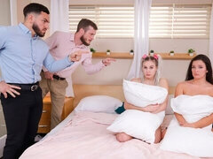 Blonde, Sucer une bite, En levrette, Hard, Orgie, Strapon, Suçant, Adolescente