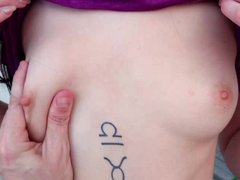 Arsch, Grosse titten, Blasen, Geld, Natürlichen titten, Pov, Öffentlich, Eng
