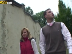 Blonde, Mignonne, Talons, Argent, Public, Élève, Se déshabiller, Plan cul à trois