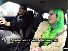 Sucer une bite, Britannique, Voiture, Rondelette, Tir de sperme, Faciale, Public, Étudiant