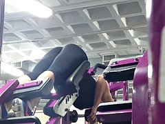 Candid ass & cleavage - gym girl bent over in tights