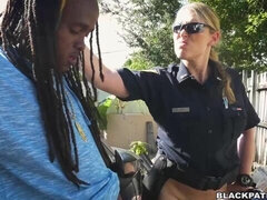 Culo grande, Verga grande, Tetas grandes, Mamada, Estilo perrito, Interracial, Al aire libre, Policía