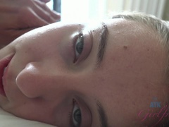 Enthousiasteling, Anaal, Blond, Vingeren, Handbeurt, Tiener, Tieten likken, Nat