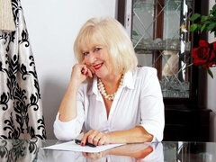 Enthousiasteling, Grote kont, Grote mammen, Blond, Vingeren, Rijpe lesbienne, Alleen, Strippen