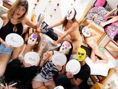 Lieveling, Pijpbeurt, 1 man 2 vrouwen, Groep, Masker, Feest, Tiener, Tieten likken