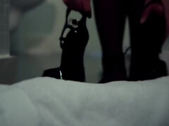 Grote lul, Grote mammen, Bruinharig, Sperma in gezicht, Handbeurt, Hd, Kousen, Tatoeage