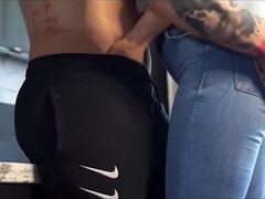 Gros cul, Grosse bite, Sucer une bite, Jeans, Lingerie, Seins naturels, Public, Étudiant