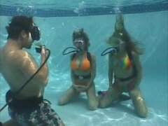 Tetas grandes, Rubia, Mamada, Garganta profunda, Polla, Chorro, Trio, Bajo el agua
