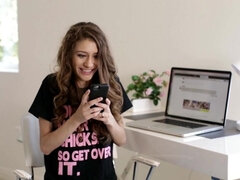 18 jahre, Grosser arsch, Braunhaarige, Vollbusig, Lesbisch, Lecken, Natürlichen titten, Realität