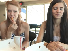 En gros plan de très près, Dansant, Fétiche, Pénétrer avec le poing, Orgasme, Solo, Jarretelles, Jouets