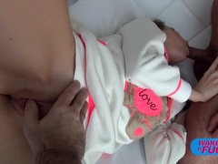 Blasen, Braunhaarige, Spermaladung, Hotel, Lecken, Dürr, Jungendliche (18+), Flotter dreier