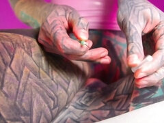 Enthousiasteling, Hd, Masturbatie, Orgasme, Alleen, Tatoeage, Tieten likken, Speelgoed