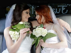 Puppe, Küssen, Lesbisch, Masturbation, Rotschopf, Strümpfe, Entkleiden, Spielzeuge