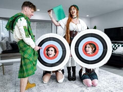 18 ans, Gros cul, Grosse bite, Sucer une bite, En levrette, Seins naturels, Rousse roux, Adolescente