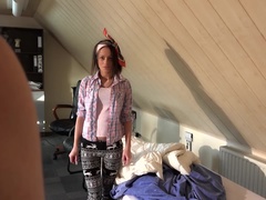 Chambre à dormir, Sucer une bite, Brunette brune, Gorge profonde, Léchez, Domestique, Dormant, Adolescente