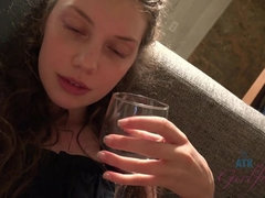 Anaal, Pijpbeurt, Sperma in gezicht, Vingeren, Voetbeurt, Vriendin, Spuiten, Tieten likken