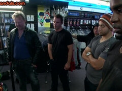 Lieveling, Bondage discipline sadomasochisme, Diep in de keel, Kokhalzen, Openbaar, Ruw, Billekoek, Bekijker