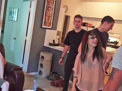 Amateur, Nana, Sucer une bite, Brunette brune, Le plan cul à quatre, Groupe, Chatte