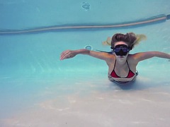Blondine, Fingern, Masturbation, Pool, Öffentlich, Solo, Titten, Unter wasser
