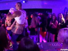 Zwart, Naakte man aangeklede vrouw, Vrouw, Interraciaal, Leer, Ondergoed, Slipje, Roken