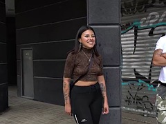 Hard, Fille latino, Public