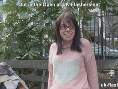 Leie, Britisch, Fingern, Flashen, Brille, Milf, Im freien, Öffentlich