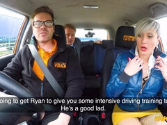 Blondine, Vollbusig, Auto, Hundestellung, Piercing, Muschi, Realität, Tätowierung