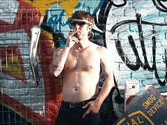 Blasen, Braunhaarige, Viele männer bespritzen eine frau, Aufs gesicht abspritzen, Würgen, Handjob, Arsch lecken