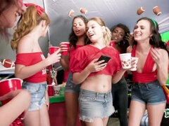 Blasen, Hundestellung, Studentenwohnheim, Lecken, Masturbation, Party, Flotter dreier, Zug