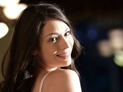Brunette brune, Doigter, Branlette thaïlandaise, Masturbation, Chatte, Rasée, Solo, Dénudage