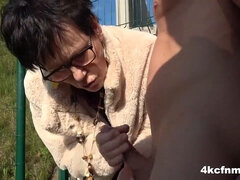 Naakte man aangeklede vrouw, Aangekleed, Brillen, Omie, Handbeurt, Hd, Buiten, Zoon