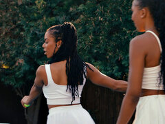 Ébano, Besar, Lesbiana, Lamidas, Al aire libre, Coño, Falda, Tetas