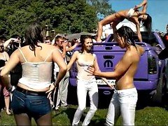 Tits out for strangers