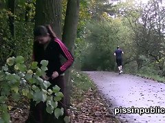 Blonde, Brunette brune, Attrapée, Public, Chatte, Rasée, Adolescente, Sous la jupe