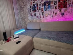 Teenie Camgirl Sticks Out Her Bubble Ass