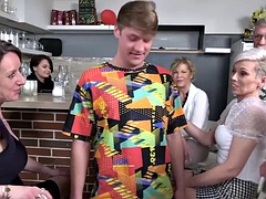 Nana, Grosse bite, Sucer une bite, Mamie, Groupe, Léchez, Mature, Orgie