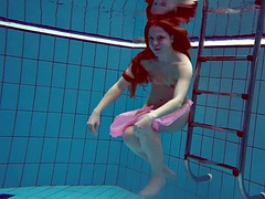 Tussi, Braunhaarige, Fetisch, Pool, Pornostars, Solo, Titten, Unter wasser