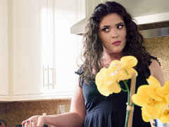 Kitchen sex with a BBC while chatting with a horny girl