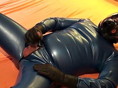 Enthousiasteling, Bruinharig, Fetisj, Latex, Masker, Masturbatie, Moeder die ik wil neuken, Slaaf