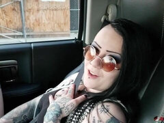 Grote lul, Grote mammen, Pijpbeurt, Bruinharig, Auto, Moeder die ik wil neuken, Buiten, Zuigen