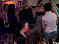Naakte man aangeklede vrouw, Sperma in mond, Dansen, Interraciaal, Likken, Orgie, Feest, Zuigen